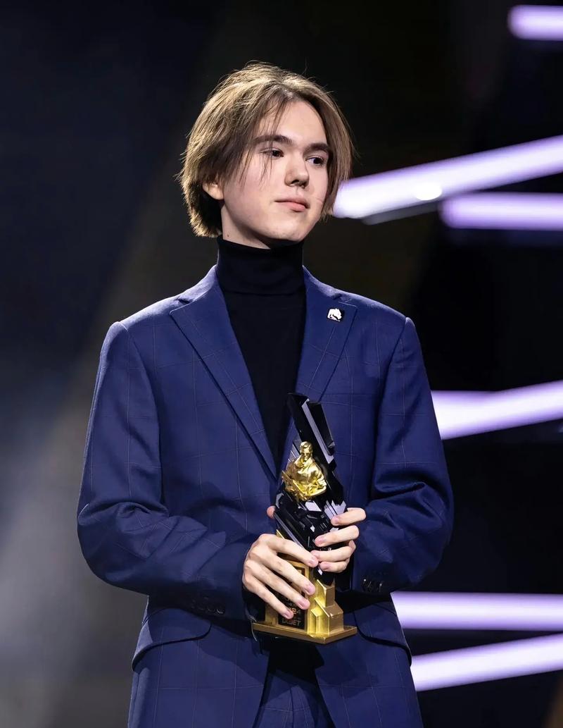 s1mple ：比赛期间在死亡时打开steam是否被允许？