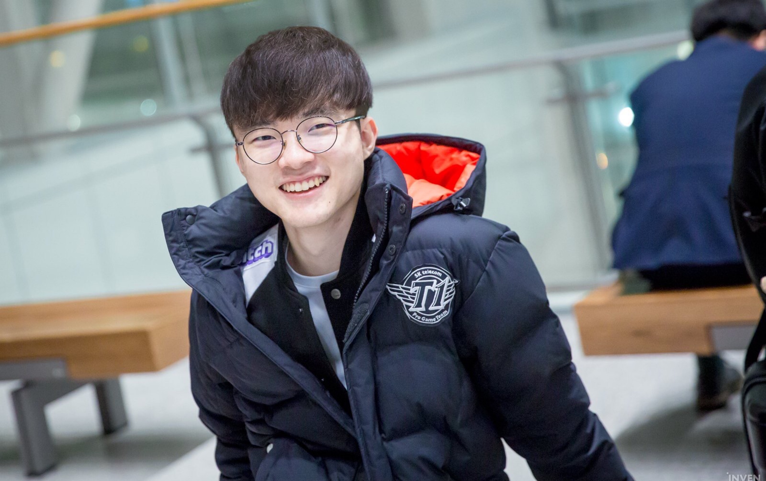 LPL春季赛今日海报大比拼：EDG尽在“掌控” BLG弩箭瞄准