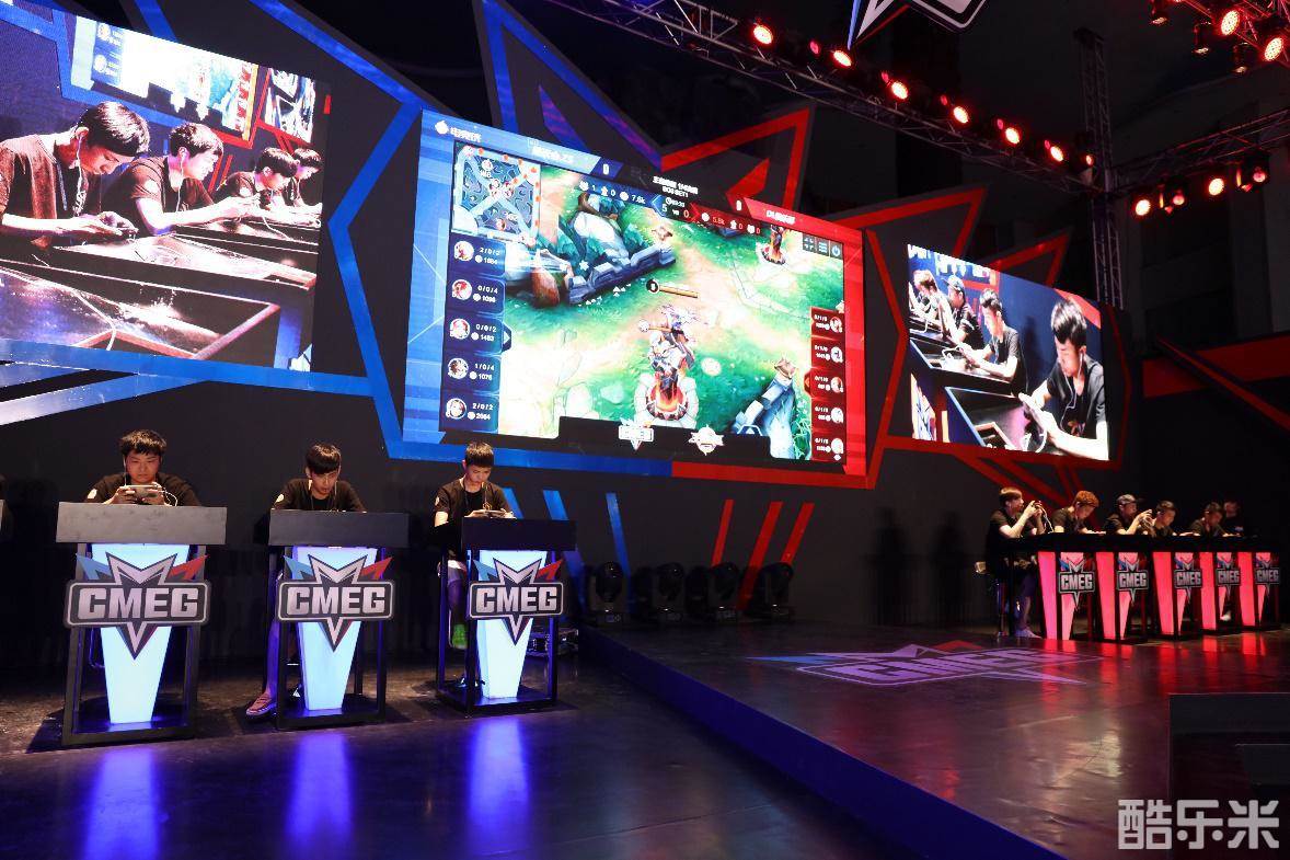 下载蜂鸟电竞比分APP，看王者荣耀KPL季后赛